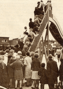 98214 Afbeelding van de drukte op de trap naar de glijbaan tijdens de opening van de speeltuin aan de Bloesemstraat te ...
